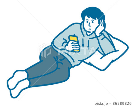横になってスマホを操作する男性 86589826