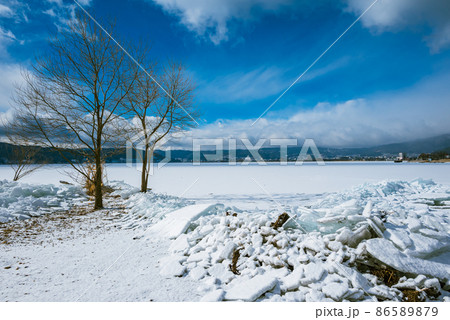 諏訪湖の冬景色【湖岸の寄せ氷】 諏訪湖の冬景色【湖岸の寄せ氷】 86589879
