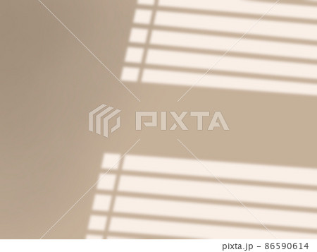 ブラインドの影が映るベージュの背景 86590614