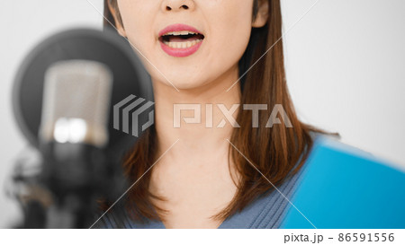 アフレコをする若い女性 アフレコをする若い女性 86591556