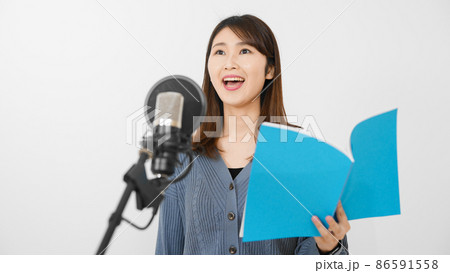 アフレコをする若い女性 86591558