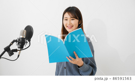 アフレコをする若い女性 アフレコをする若い女性 86591563