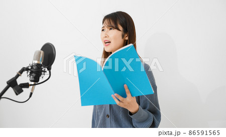 アフレコをする若い女性 86591565