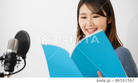 アフレコをする若い女性 アフレコをする若い女性 86591567