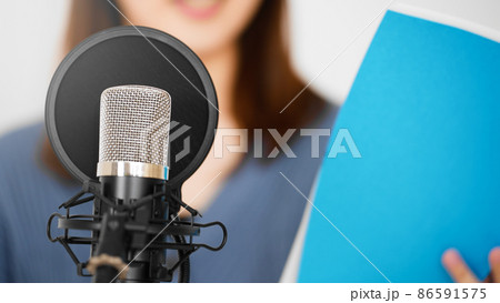 アフレコをする若い女性 86591575