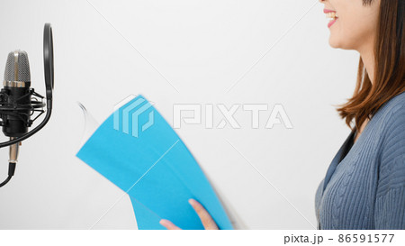 アフレコをする若い女性 アフレコをする若い女性 86591577