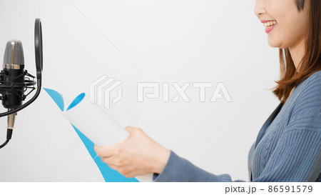 アフレコをする若い女性 86591579
