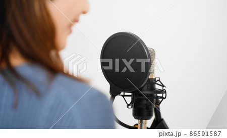 アフレコをする若い女性 アフレコをする若い女性 86591587