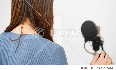 アフレコをする若い女性 アフレコをする若い女性 86591588