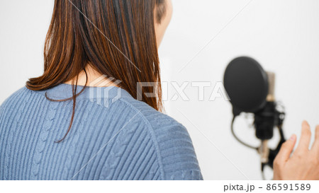 アフレコをする若い女性 アフレコをする若い女性 86591589