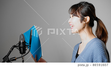 アフレコをする若い女性 アフレコをする若い女性 86591607