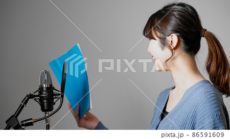 アフレコをする若い女性 アフレコをする若い女性 86591609