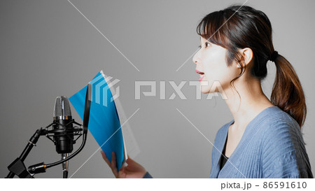 アフレコをする若い女性 アフレコをする若い女性 86591610