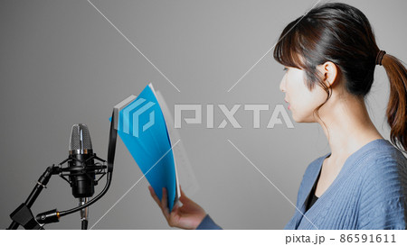 アフレコをする若い女性 アフレコをする若い女性 86591611