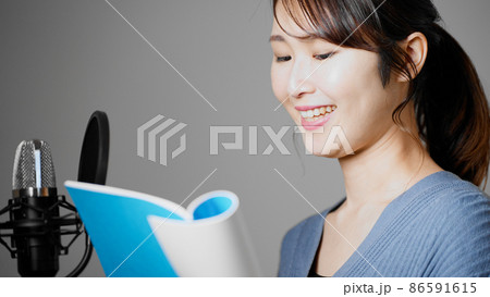 アフレコをする若い女性 アフレコをする若い女性 86591615
