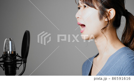 アフレコをする若い女性 86591616