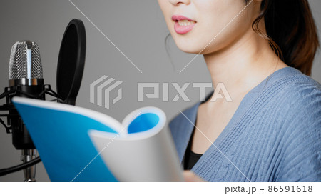 アフレコをする若い女性 86591618
