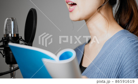 アフレコをする若い女性 アフレコをする若い女性 86591619
