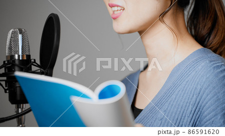 アフレコをする若い女性 アフレコをする若い女性 86591620