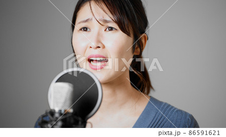 アフレコをする若い女性 アフレコをする若い女性 86591621