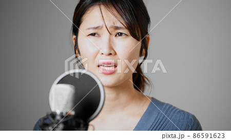 アフレコをする若い女性 86591623