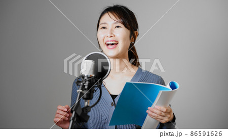 アフレコをする若い女性 86591626
