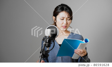 アフレコをする若い女性 86591628