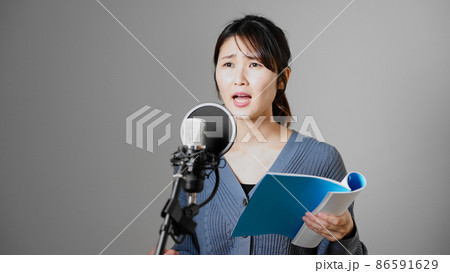 アフレコをする若い女性 86591629