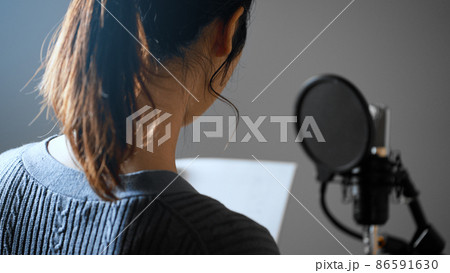 アフレコをする若い女性 86591630