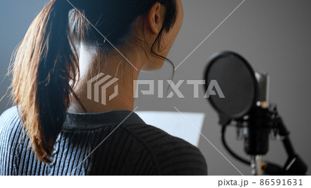 アフレコをする若い女性 アフレコをする若い女性 86591631