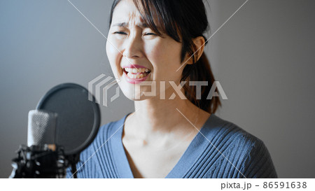 アフレコをする若い女性 アフレコをする若い女性 86591638