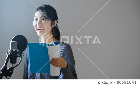 アフレコをする若い女性 86591641