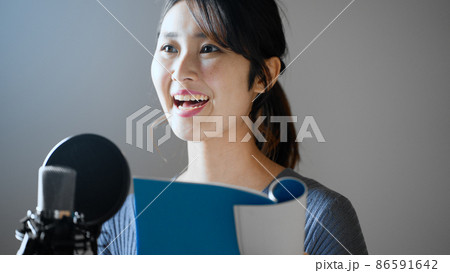 アフレコをする若い女性 86591642