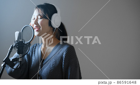 歌の収録をする若い女性 歌の収録をする若い女性 86591648
