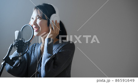 歌の収録をする若い女性 86591649