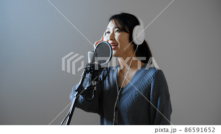歌の収録をする若い女性 86591652
