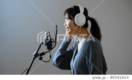 歌の収録をする若い女性 86591914