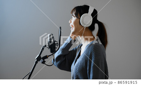 歌の収録をする若い女性 86591915