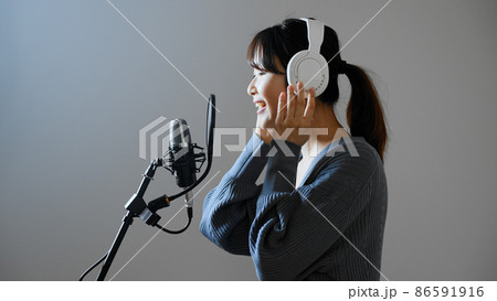 歌の収録をする若い女性 86591916