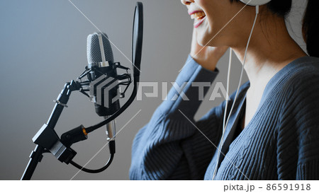 歌の収録をする若い女性 歌の収録をする若い女性 86591918