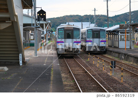 芸備線備後庄原駅に停車した三次行き列車と入線する備後落合行き列車4　広島県庄原市 86592319