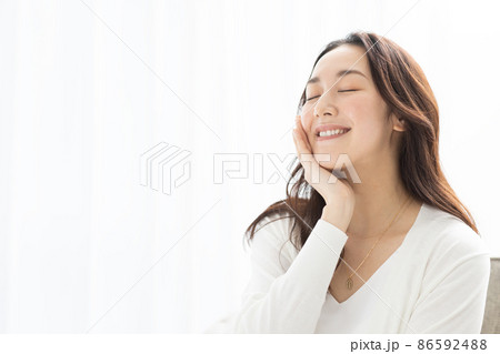 女性　ビューティ　スキンケア 86592488