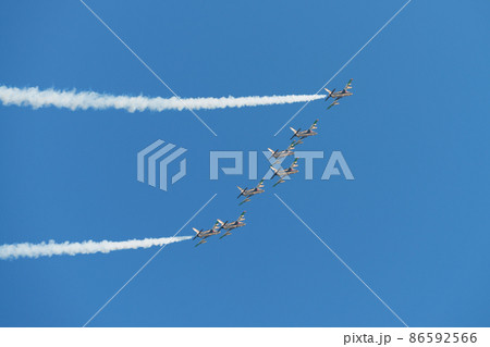 UAE空軍アクロバットチーム「アル・フルサン」編隊上昇 UAE空軍アクロバットチーム「アル・フルサン」編隊上昇 86592566