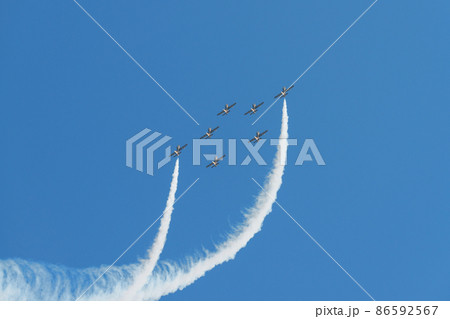 UAE空軍アクロバットチーム「アル・フルサン」編隊上昇 UAE空軍アクロバットチーム「アル・フルサン」編隊上昇 86592567