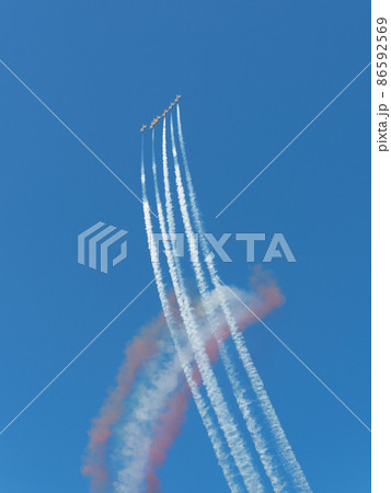 UAE空軍アクロバットチーム「アル・フルサン」編隊上昇 86592569