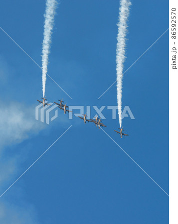 UAE空軍アクロバットチーム「アル・フルサン」編隊降下 UAE空軍アクロバットチーム「アル・フルサン」編隊降下 86592570