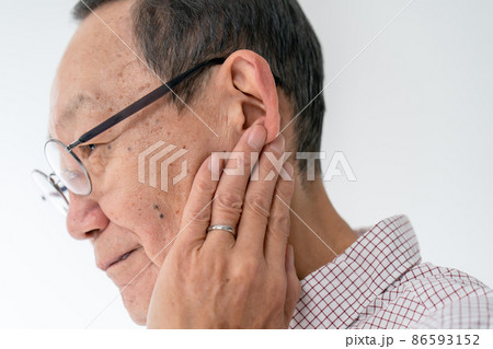 シニア　耳　難聴　 86593152