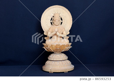 真言宗の御本尊大日如来の坐像物撮り黒バック2 真言宗の御本尊大日如来の坐像物撮り黒バック2 86593253