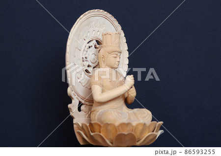 真言宗の御本尊大日如来の坐像物撮り黒バック4 86593255