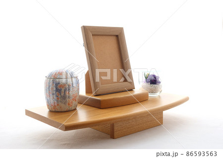 手元供養用の位牌と骨壺の置かれた祭壇17 86593563